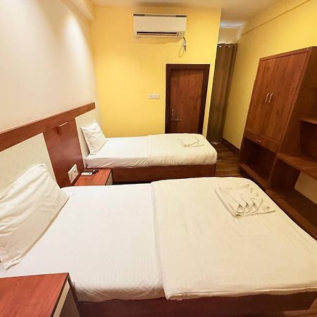 Shivam Hotel Varanasi - Near Kashi Vishwanath Temple With Parking And Lift Экстерьер фото