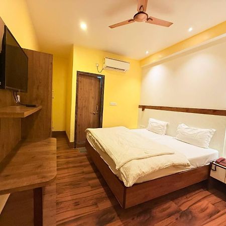 Shivam Hotel Varanasi - Near Kashi Vishwanath Temple With Parking And Lift Экстерьер фото