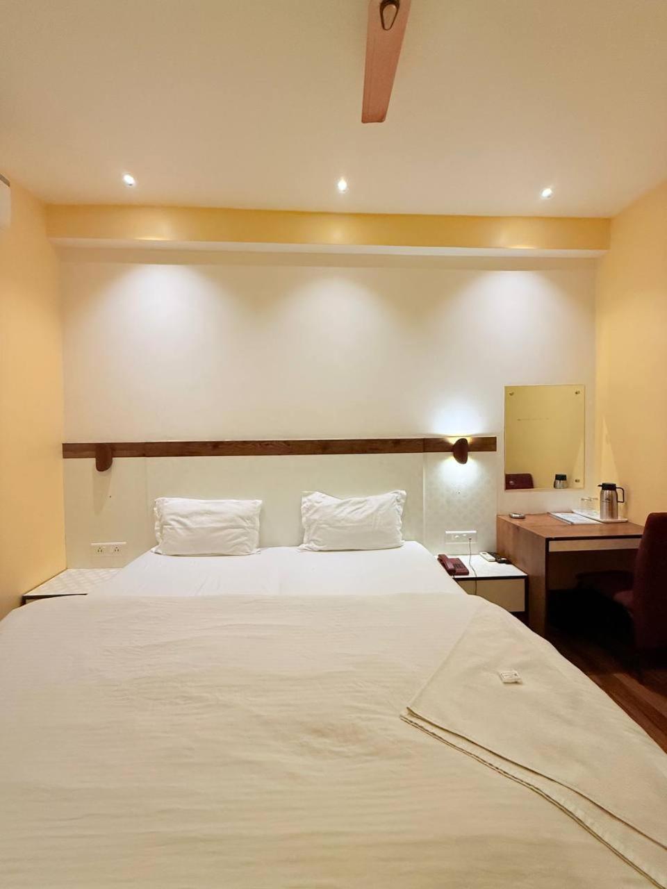 Shivam Hotel Varanasi - Near Kashi Vishwanath Temple With Parking And Lift Экстерьер фото