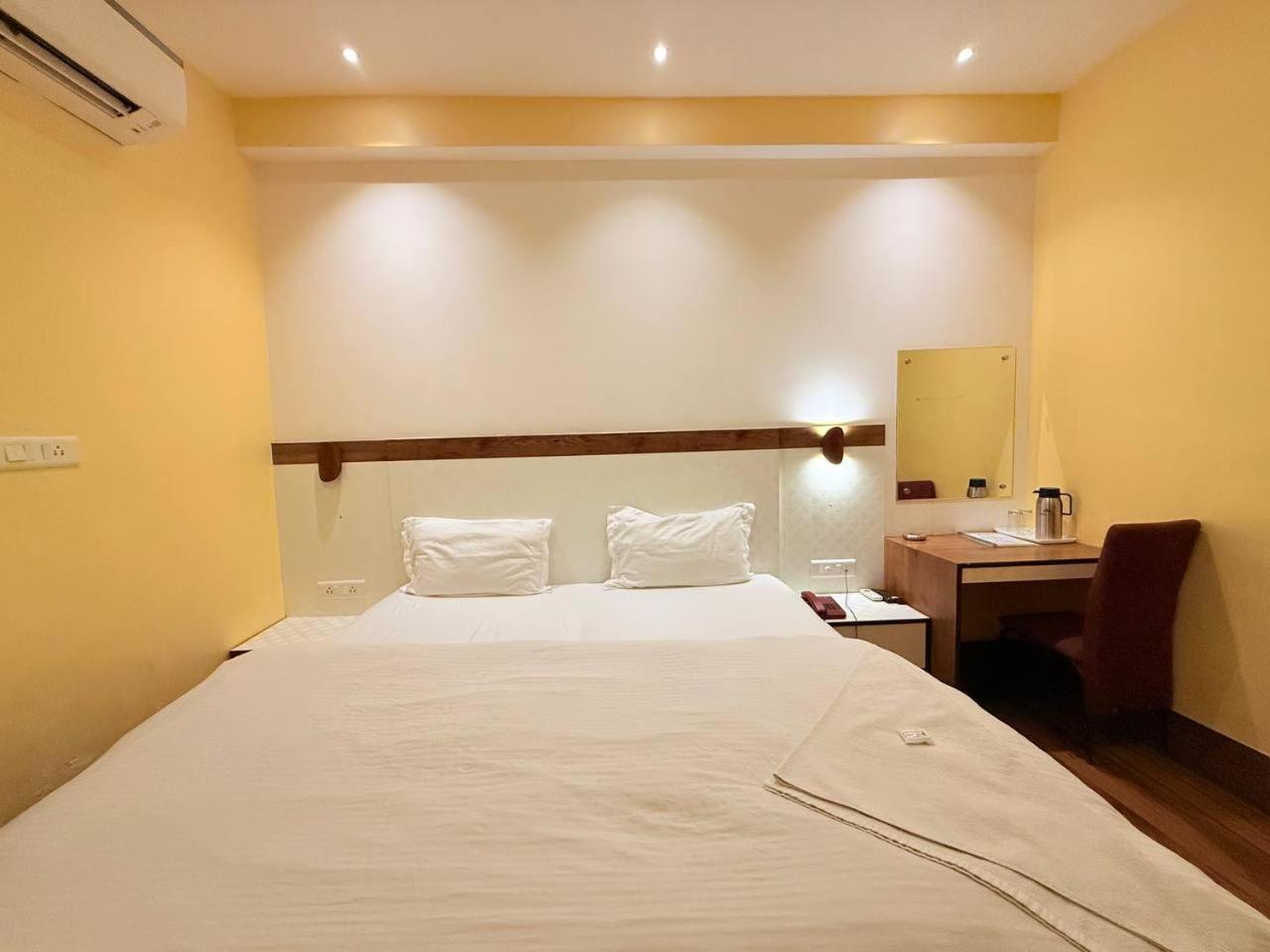 Shivam Hotel Varanasi - Near Kashi Vishwanath Temple With Parking And Lift Экстерьер фото