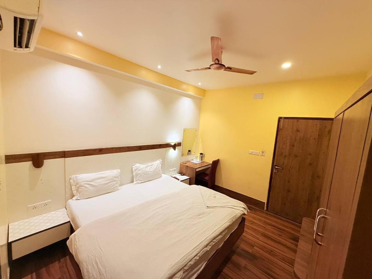 Shivam Hotel Varanasi - Near Kashi Vishwanath Temple With Parking And Lift Экстерьер фото