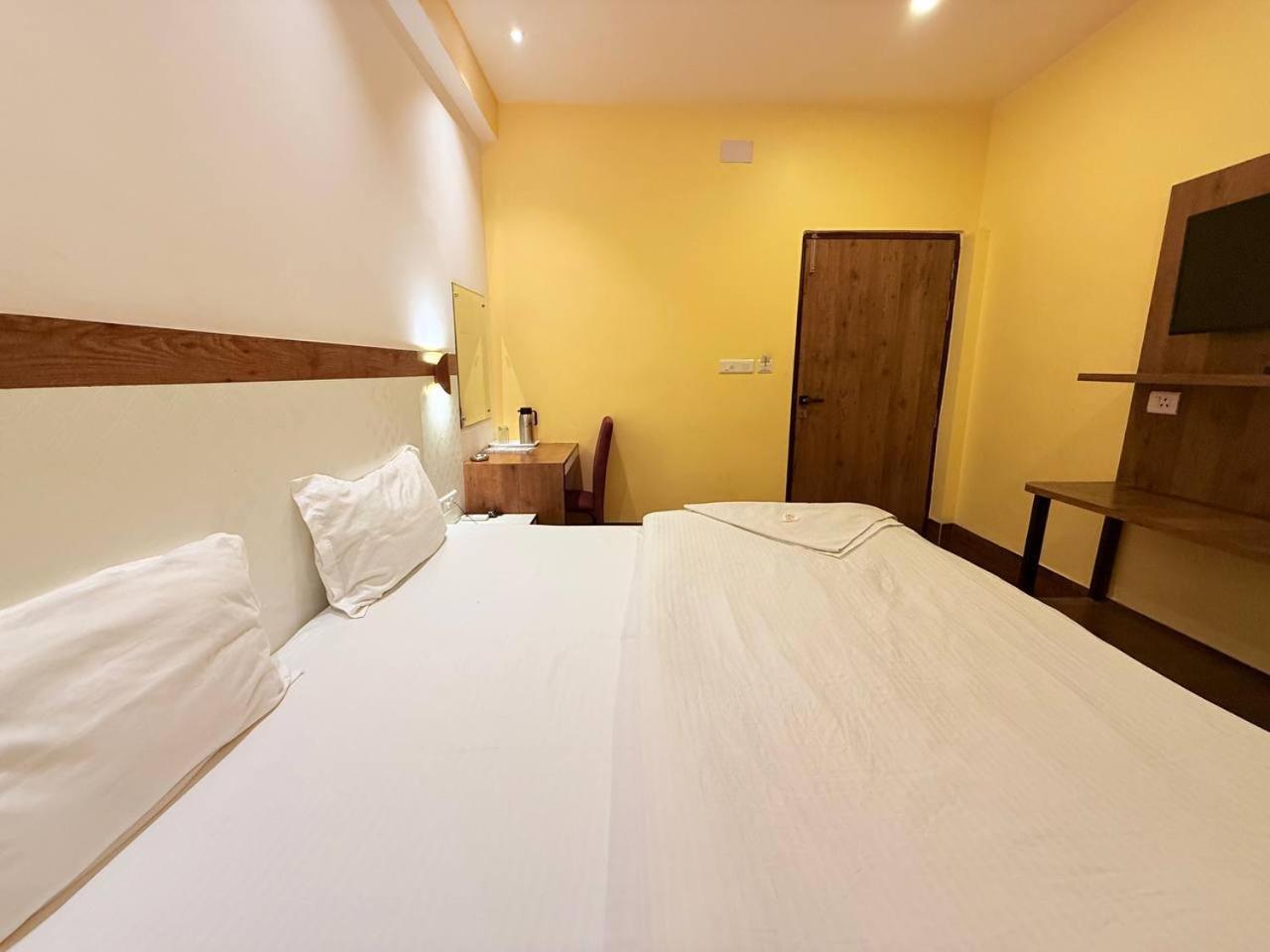 Shivam Hotel Varanasi - Near Kashi Vishwanath Temple With Parking And Lift Экстерьер фото