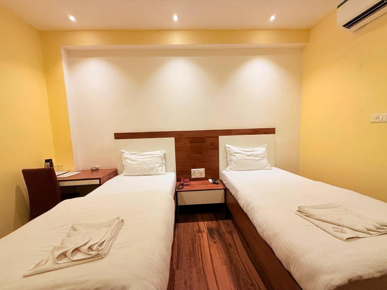 Shivam Hotel Varanasi - Near Kashi Vishwanath Temple With Parking And Lift Экстерьер фото