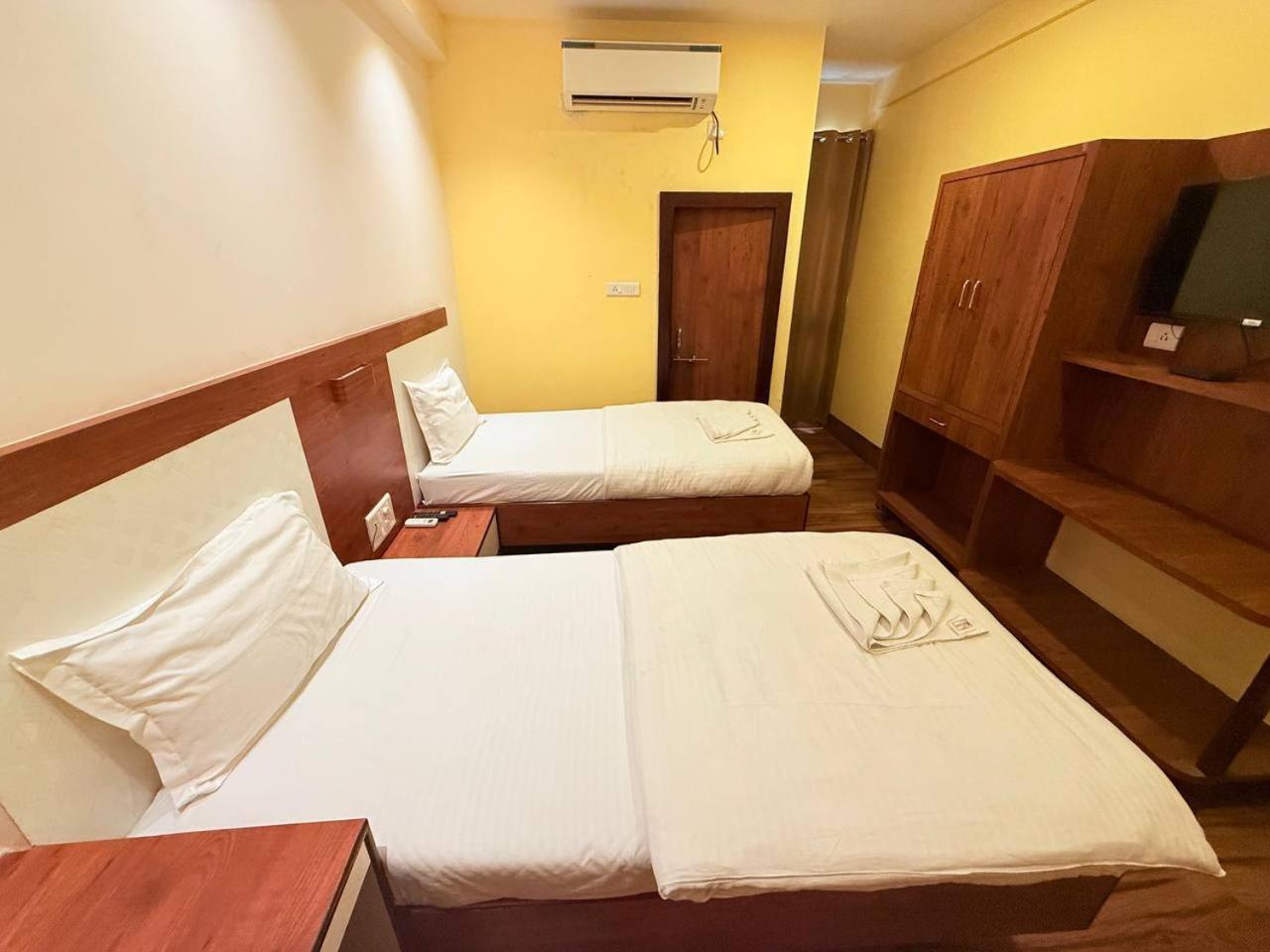 Shivam Hotel Varanasi - Near Kashi Vishwanath Temple With Parking And Lift Экстерьер фото