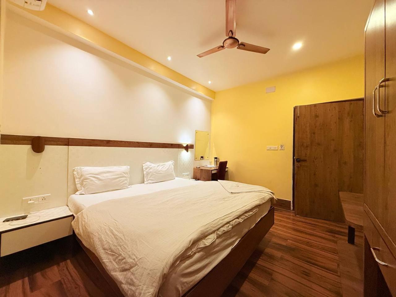 Shivam Hotel Varanasi - Near Kashi Vishwanath Temple With Parking And Lift Экстерьер фото