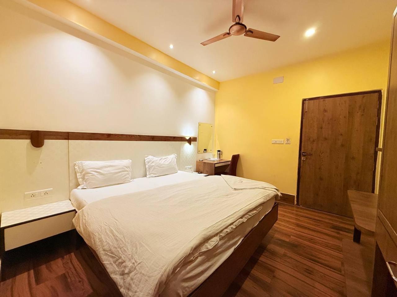 Shivam Hotel Varanasi - Near Kashi Vishwanath Temple With Parking And Lift Экстерьер фото