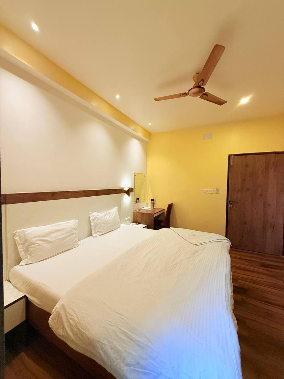 Shivam Hotel Varanasi - Near Kashi Vishwanath Temple With Parking And Lift Экстерьер фото