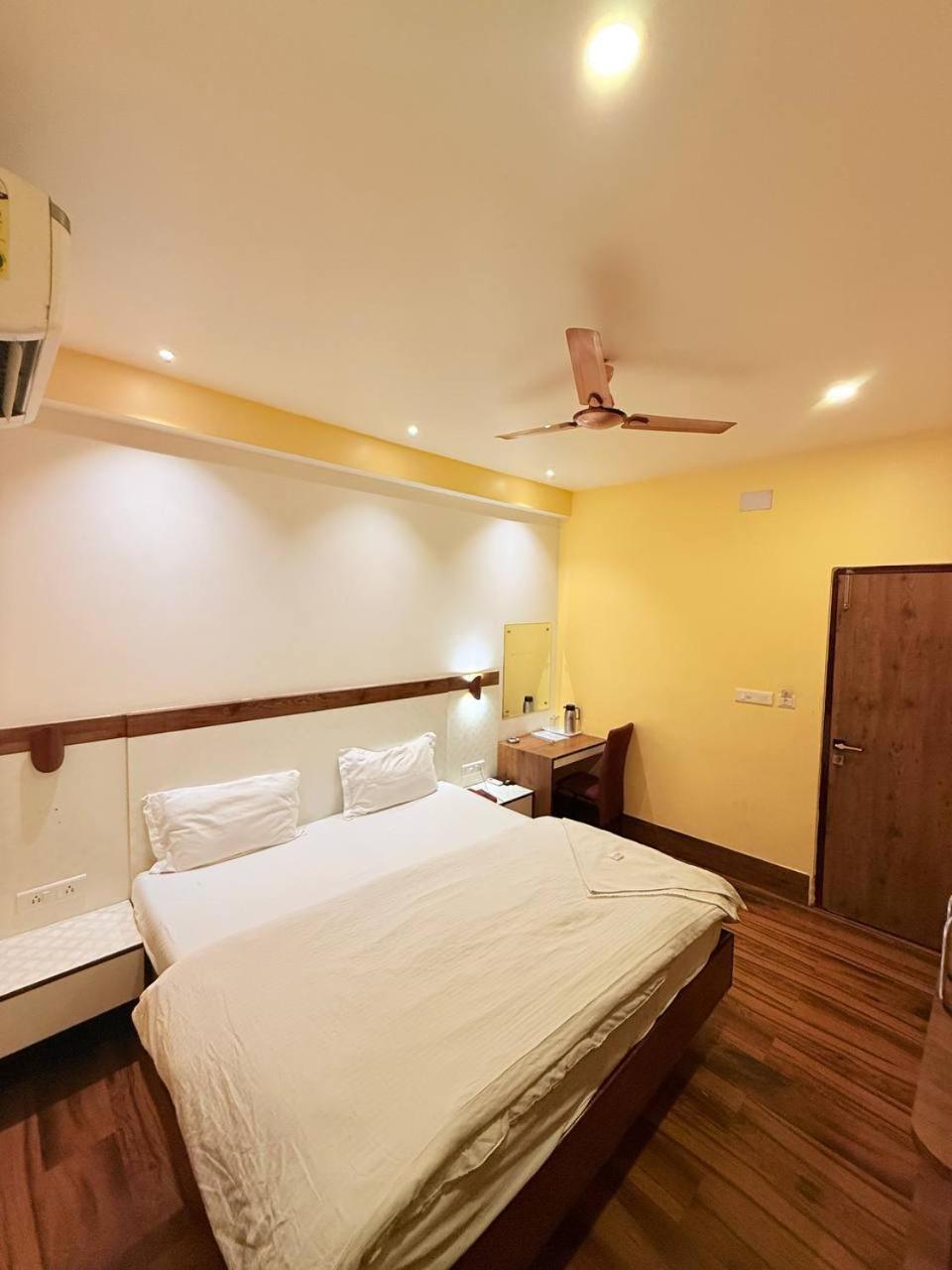 Shivam Hotel Varanasi - Near Kashi Vishwanath Temple With Parking And Lift Экстерьер фото