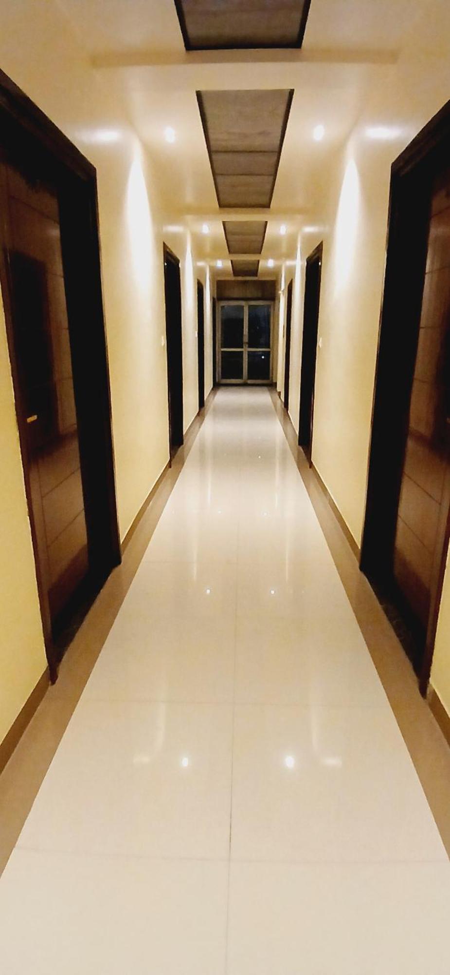 Shivam Hotel Varanasi - Near Kashi Vishwanath Temple With Parking And Lift Экстерьер фото