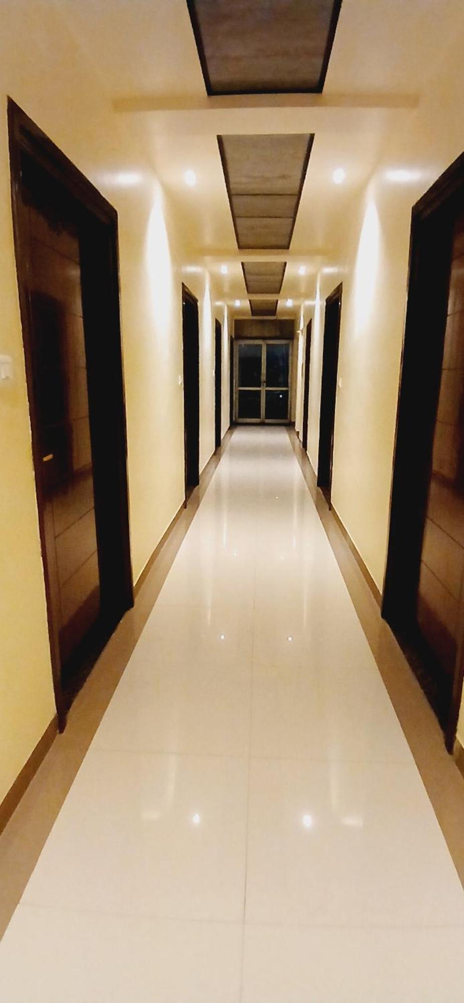 Shivam Hotel Varanasi - Near Kashi Vishwanath Temple With Parking And Lift Экстерьер фото